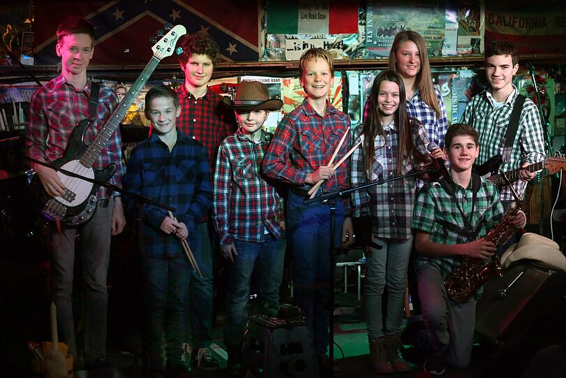Die "Rattlesnake Torpedo Kids" (v.l.): Tim (13, Bass), Ilja (11, Drums), Konstantin (12, Drums), Benjamin (10, Keyboard, Quirin (14, Drums, Luisa (11, Sängerin, Larissa (14, Sängerin), Markus (14, Saxofon, Phillipp (Gitarre).