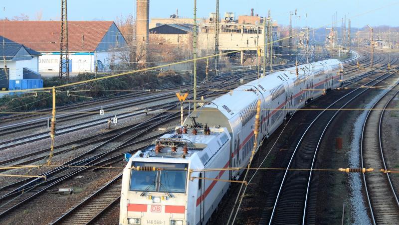 Fast 80 Prozent der Fernzüge der Deutschen Bahn waren im April pünktlich. Fast 80 Prozent der Fernzüge der Deutschen Bahn waren im April pünktlich.