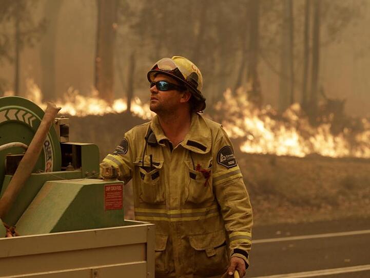 Kampf gegen die Flammen: Ein Mitarbeiter der Forest Corporation in der Nähe von Moruya.