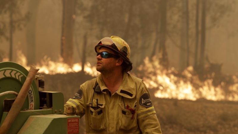 Kampf gegen die Flammen: Ein Mitarbeiter der Forest Corporation in der Nähe von Moruya.
