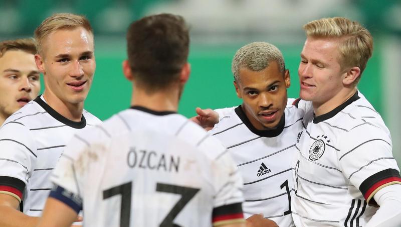 Die Spieler der deutschen U21 feiern den Treffer zum 1:0 gegen Bosnien-Herzegowina durch Lukas Nmecha (2.v.r.).