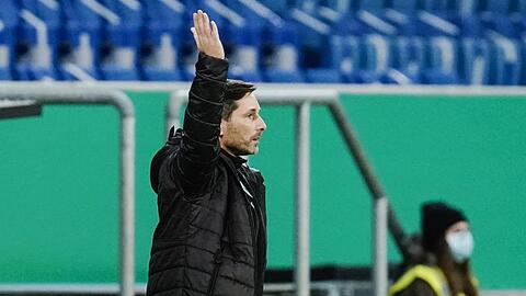 Fürths Trainer Stefan Leitl gestikuliert.