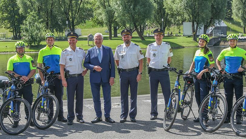 Minister Joachim Herrmann (Anzug) und Polizeichef Thomas Hampel (l.).
