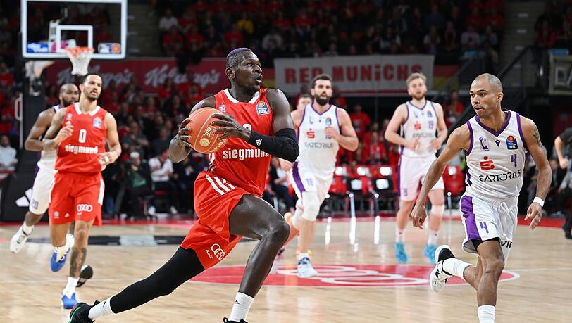 Bayerns Isaac Bonga (vorne l) in Aktion.