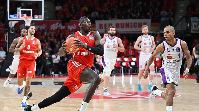 Bayerns Isaac Bonga (vorne l) in Aktion.