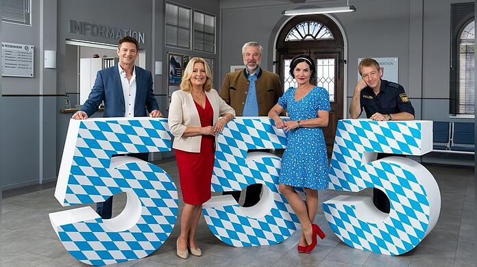"Die Rosenheim-Cops" (v.l.): Hauptkommissar Sven Hansen (Igor Jeftić), Marie Hofer (Karin Thaler), Hauptkommissar Anton Stadler (Dieter Fischer), Miriam Stockl (Marisa Burger) und Polizeihauptmeister Michi Mohr (Max Müller).
