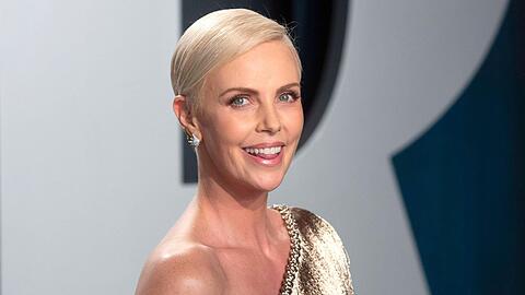 Charlize Theron hat 2012 und 2015 zwei M&auml;dchen adoptiert.