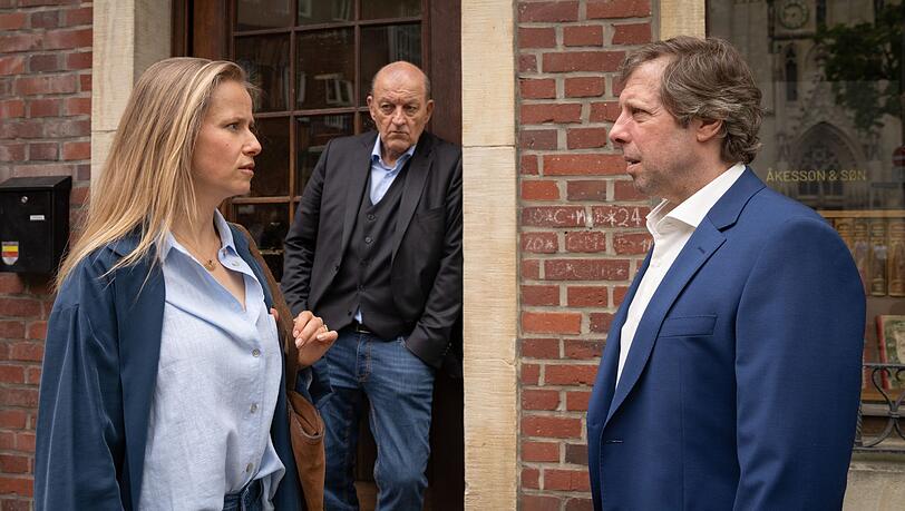 Katrin Kerkenhoff (Susanne Bormann, links) bittet Ekki (Oliver Korittke, rechts) um Hilfe. Privatdetektiv Georg Wilsberg (Leonard Lansink) wittert einen neuen Fall.
