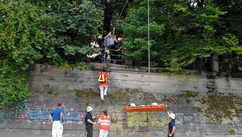 Das Opfer wird in einer Spezialtrage nach oben transportiert. Das Opfer wird in einer Spezialtrage nach oben transportiert.