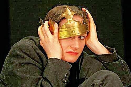 Ein tyrannisches Monster mit zarter Frauenhand: Julia Bartolome als Richard auf einer Probe zu Shakespeares &bdquo;Richard III.&ldquo;