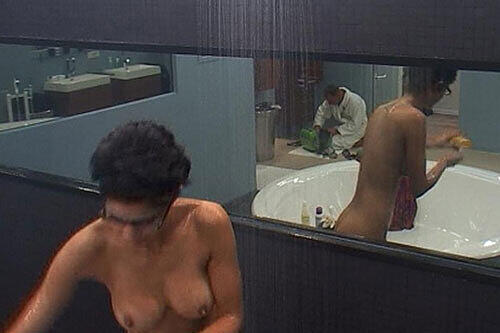 dass sie kein Problem mit Nacktheit vor der Kamera hat, wie hier bei Big Brother.
