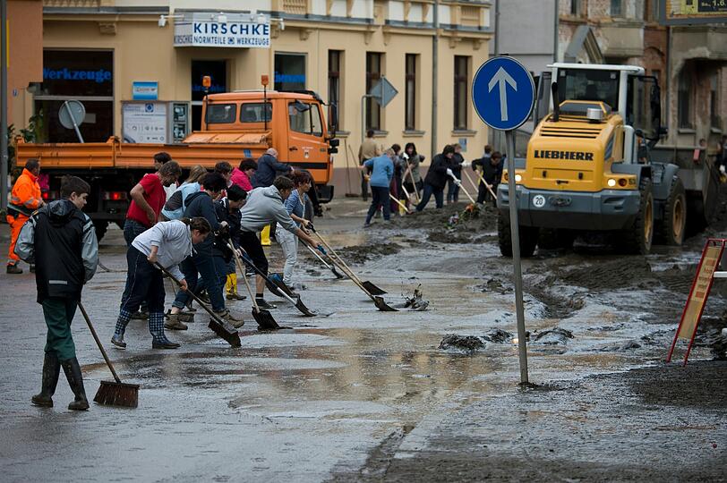 Im thüringischen Greiz versuchen die Bewohner mit vereinten Kräften die Spuren der Flut zu beseitigen.