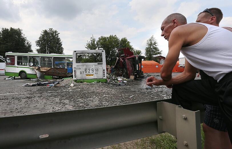 Es ist eines der schwersten Verkehrsunglück in Russland überhaupt. Die Bilder vom Unfallort.