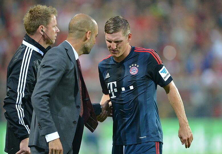 Bastian Schweinsteiger mit schmerzverzerrtem Gesicht: Der Bayern-Star wurde beim 1:1 gegen Freiburg ausgewchselt. Die Bilder.