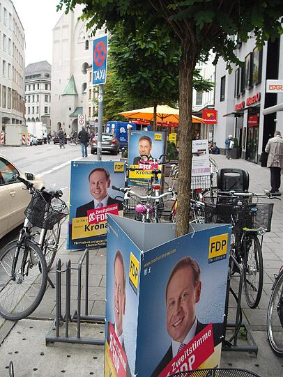 Teils beschädigt, teils überklebt, in jedem Fall unschön fürs Stadtbild: Die Plakate von Landtags- und Bundestagswahlkampf stehen und hängen noch überall herum.