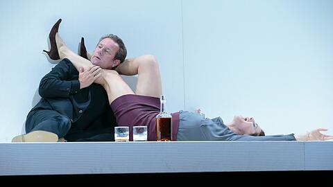 Norman Hacker (George) und Bibiana Beglau (Martha) im Residenztheater