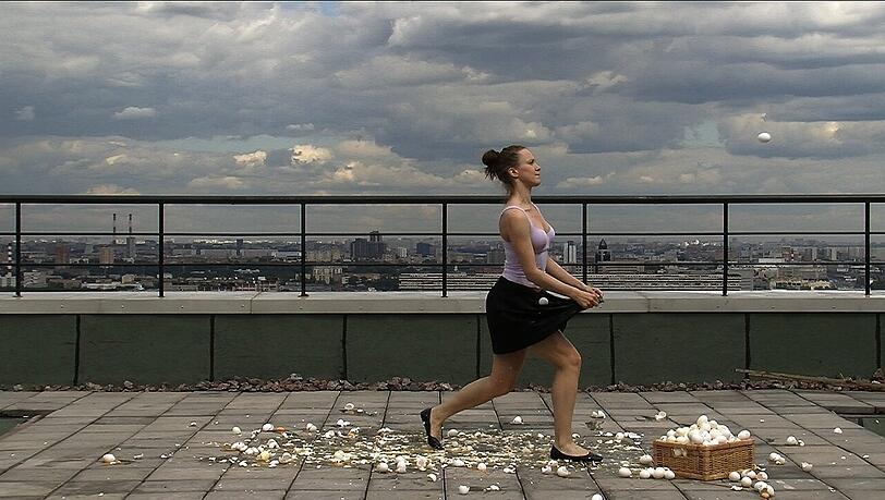 In Polina Kanis’ Video-Installation „Eggs“ werden jede Menge roher Eier zerdeppert. Mit dem Haus der Kunst hat diese Arbeit natürlich nichts zu tun. In Polina Kanis’ Video-Installation „Eggs“ werden jede Menge roher Eier zerdeppert. Mit dem Haus der Kunst hat diese Arbeit natürlich nichts zu tun.