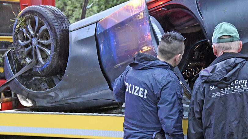 Der Mercedes hat sich überschlagen, der Fahrer flüchtete zu Fuß. Die Bilder vom Unfallort.