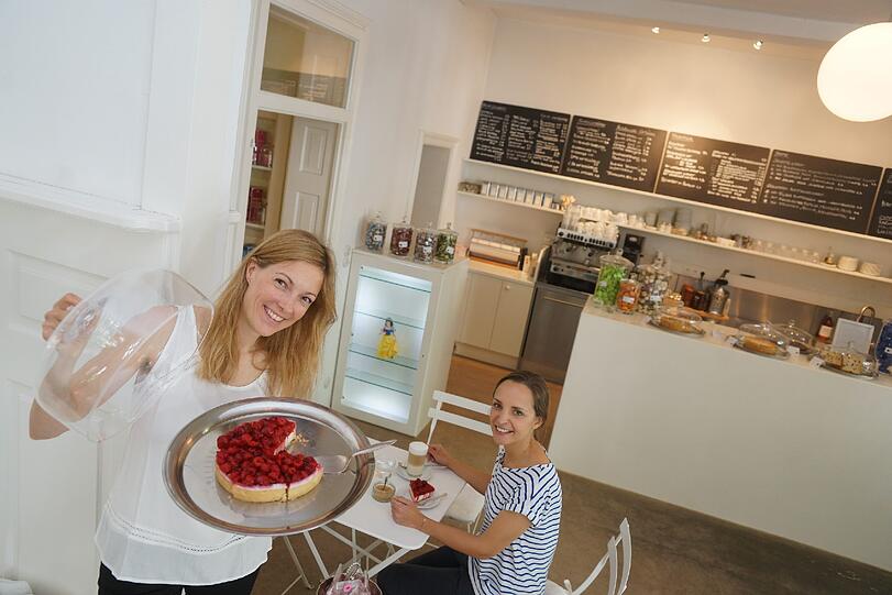 Versteht es zu überraschen: Schneewittchen-Gastronomin Gabriele Kreuter präsentiert ihren Himbeerkuchen.