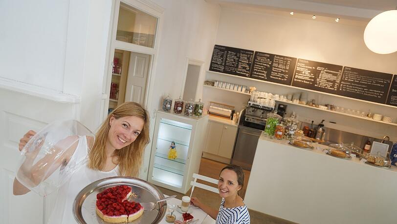 Versteht es zu überraschen: Schneewittchen-Gastronomin Gabriele Kreuter präsentiert ihren Himbeerkuchen. Versteht es zu überraschen: Schneewittchen-Gastronomin Gabriele Kreuter präsentiert ihren Himbeerkuchen.