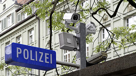 Nach dem Drogenskandal bei der Polizei München sind 15 Beamte suspendiert worden. (Symbolbild)