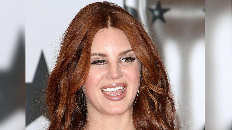 Sängerin Lana Del Rey behandelt ihre Ansätze mit Zitronensaft.