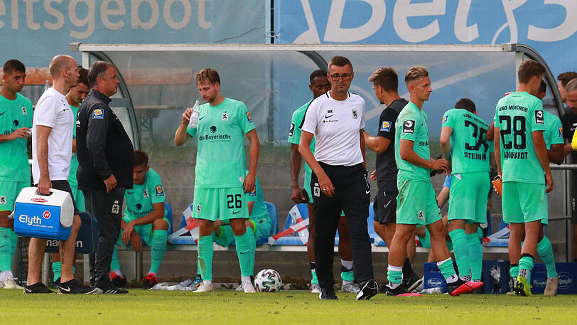 Köllner mit seiner Truppe nach dem Spiel gegen Bayreuth - kommt noch wer dazu?