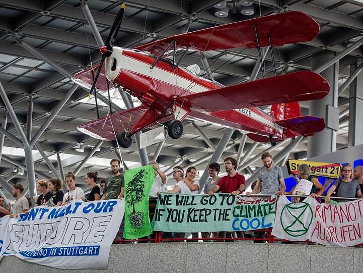 Nach Angaben der Veranstalter ist es die erste Demonstration von Fridays for Future an einem deutschen Flughafen.