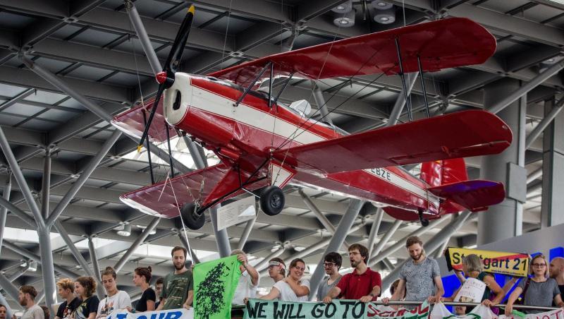 Nach Angaben der Veranstalter ist es die erste Demonstration von Fridays for Future an einem deutschen Flughafen. Nach Angaben der Veranstalter ist es die erste Demonstration von Fridays for Future an einem deutschen Flughafen.