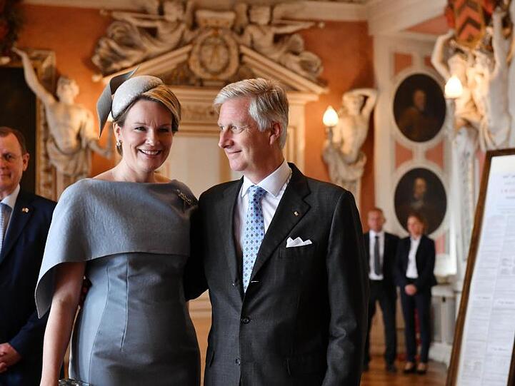 Das belgische Königspaar König Philippe und Königin Mathilde im Thronsaal von Schloss Friedenstein in Gotha.