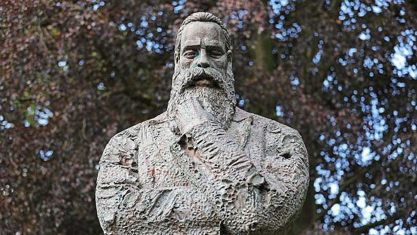 Eine Statue von Friedrich Engels in der Nähe seine Geburtshauses in Wuppertal.
