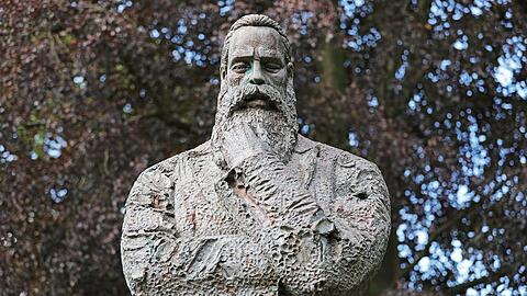 Eine Statue von Friedrich Engels in der Nähe seine Geburtshauses in Wuppertal.