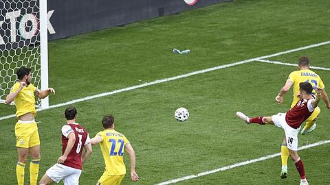 Christoph Baumgartner (r) aus Österreich erzielt das 1:0 für seine Mannschaft.