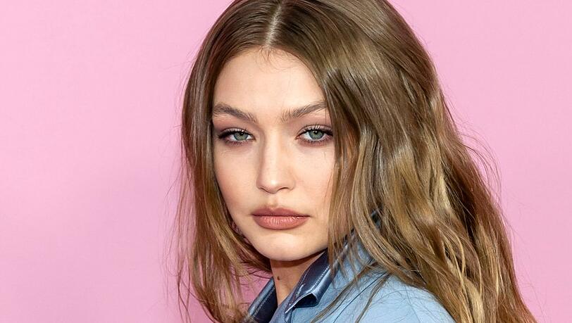 Der TikTok-Trend "Bow and Arrow" sorgt für volle Lippen à la Gigi Hadid.