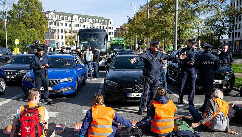 Die Straßenblockade am Donnerstag am Stachus. Mehrere teilnehmende Aktivisten werden nun für 30 Tage eingesperrt.