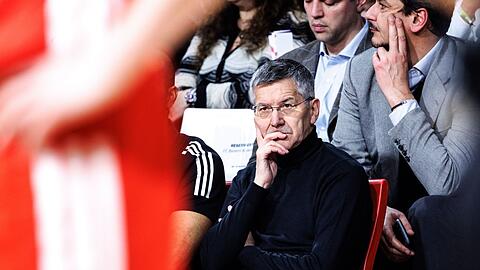 Herbert Hainer, Vereinspräsident vom FC Bayern, verfolgt das Spiel.