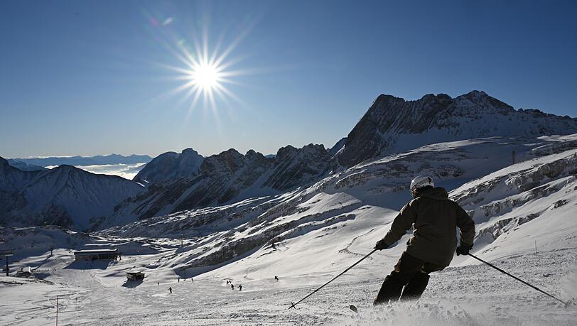 Wintersportler genießen in der sich dem Ende zuneigenden Saison Sonnenschein und blauen Himmel. (Archivbild)