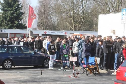 Volksfest am Valznerweiher? Ab 20 Uhr am Mittwochabend standen die Fans vor dem Club-Shop für die begehrten Derby-Karten an. Einige hatten sogar Stühle und ihren Grill mitgebracht.