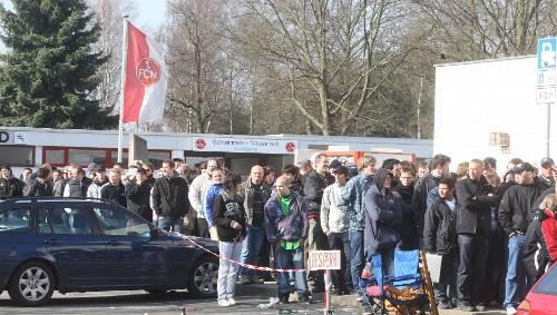 Volksfest am Valznerweiher? Ab 20 Uhr am Mittwochabend standen die Fans vor dem Club-Shop für die begehrten Derby-Karten an. Einige hatten sogar Stühle und ihren Grill mitgebracht. Volksfest am Valznerweiher? Ab 20 Uhr am Mittwochabend standen die Fans vor dem Club-Shop für die begehrten Derby-Karten an. Einige hatten sogar Stühle und ihren Grill mitgebracht.
