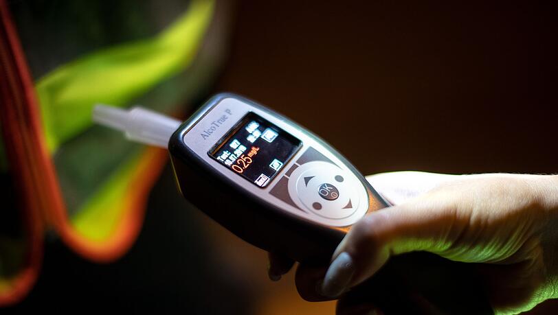 Die Polizei zeigte den Mann an, nachdem bei ihm ein Atemalkoholwert von rund 1,4 Promille gemessen wurde. (Symbolbild)