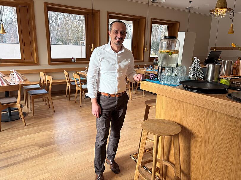 Betriebsleiter Edin Abdurahmanovic genie&szlig;t die Arbeit im Restaurant am Ostfriedhof sehr.