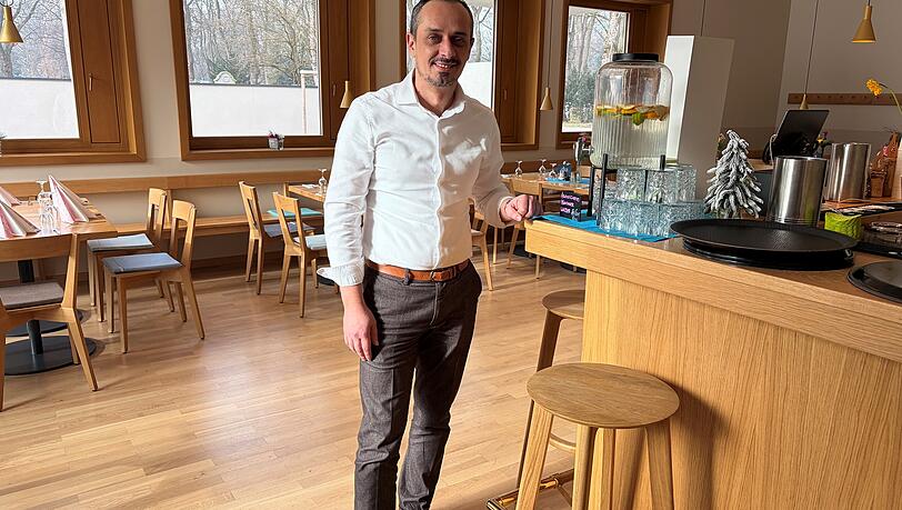 Betriebsleiter Edin Abdurahmanovic genie&szlig;t die Arbeit im Restaurant am Ostfriedhof sehr.