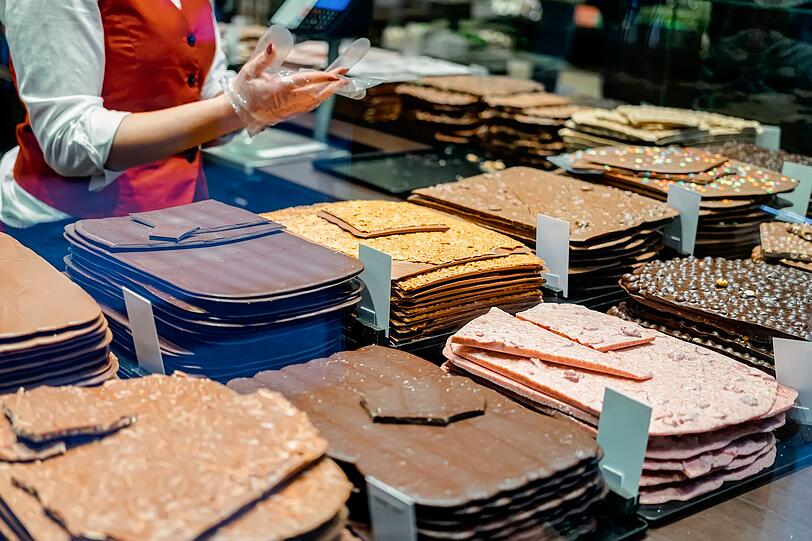 Wer nicht ohne Schokolade auskommt, sollte darauf achten, dass sie einen hohen Kakaoanteil, möglichst wenig Zucker und keine künstlichen Zusätze enthält. Fairtrade- und Bio‑Qualität sind wichtige Kriterien bei der Auswahl. Es lohnt sich sowohl für die Umwelt als auch für Ihre Gesundheit, ein paar Cent mehr auszugeben und nicht zur billigsten Tafel im Discounterregal zu greifen. Wer nicht ohne Schokolade auskommt, sollte darauf achten, dass sie einen hohen Kakaoanteil, möglichst wenig Zucker und keine künstlichen Zusätze enthält. Fairtrade- und Bio‑Qualität sind wichtige Kriterien bei der Auswahl. Es lohnt sich sowohl für die Umwelt als auch für Ihre Gesundheit, ein paar Cent mehr auszugeben und nicht zur billigsten Tafel im Discounterregal zu greifen.