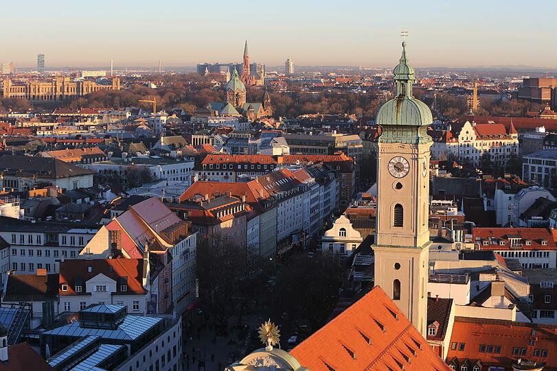 Wintersonne über dem Tal.