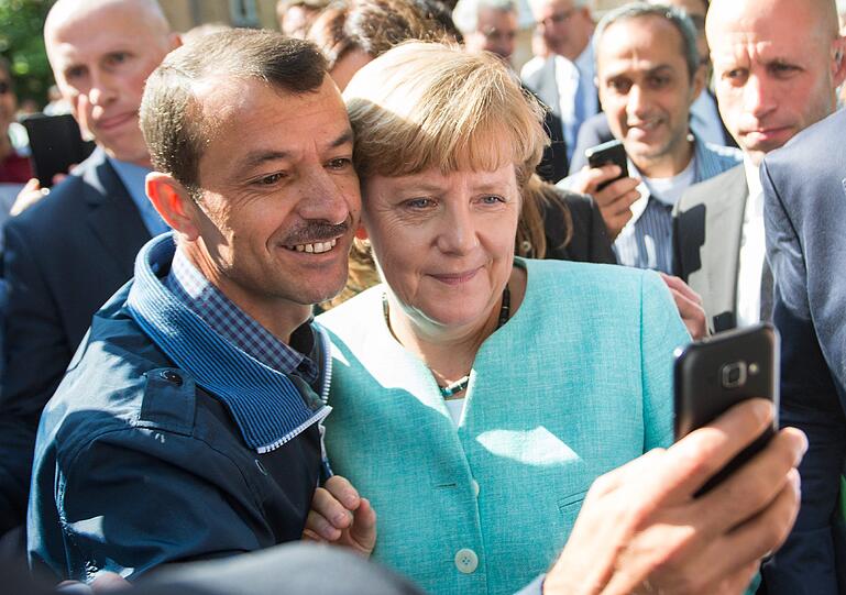 Selfie mit Angela Merkel in einer Erstaufnahmeeinrichtung für Asylbewerber: Unter Flüchtlingen dürfte die Kanzlerin derzeit populärer sein als bei ihren Parteimitgliedern.