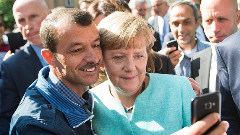 Selfie mit Angela Merkel in einer Erstaufnahmeeinrichtung für Asylbewerber: Unter Flüchtlingen dürfte die Kanzlerin derzeit populärer sein als bei ihren Parteimitgliedern. Selfie mit Angela Merkel in einer Erstaufnahmeeinrichtung für Asylbewerber: Unter Flüchtlingen dürfte die Kanzlerin derzeit populärer sein als bei ihren Parteimitgliedern.