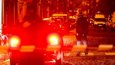 Die höchste Terrorwarnstufe bleibt aktiv: Aus Angst vor Anschlägen ist Brüssel komplett abgeriegelt.