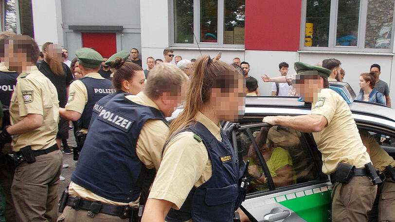 Polizisten in Nürnberg wollen die geplante Abschiebung von Flüchtling Asef N. durchsetzen.