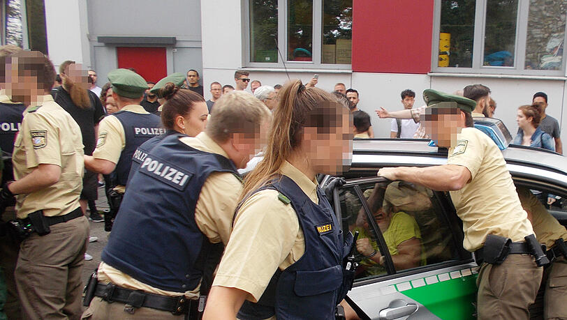 Polizisten in Nürnberg wollen die geplante Abschiebung von Flüchtling Asef N. durchsetzen. Polizisten in Nürnberg wollen die geplante Abschiebung von Flüchtling Asef N. durchsetzen.