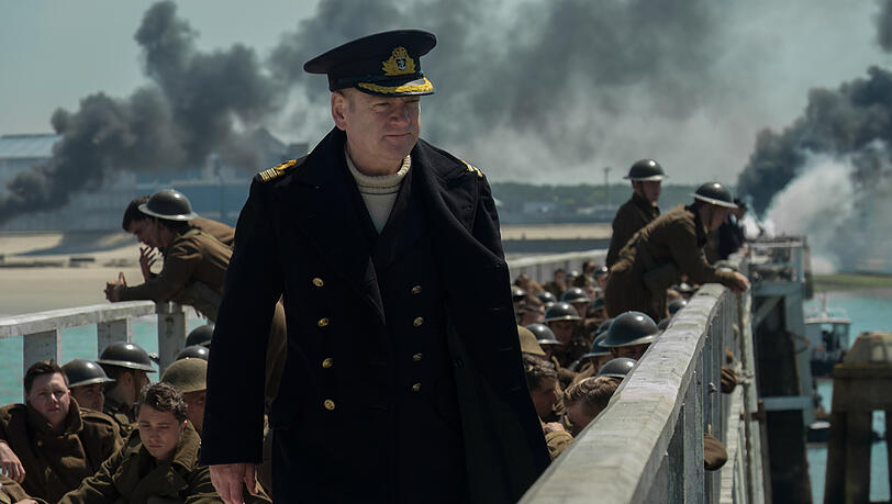 Die britischen Soldaten sind ihrem Schicksal hilflos ausgesetzt. Ihr Oberbefehlshaber (Kenneth Branagh) kämpft gegen zunehmende Anarchie. Die britischen Soldaten sind ihrem Schicksal hilflos ausgesetzt. Ihr Oberbefehlshaber (Kenneth Branagh) kämpft gegen zunehmende Anarchie.